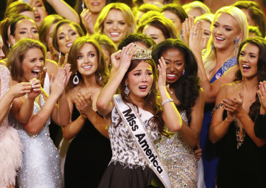 한국계 3세 미국인 에마 브로일스가 우승자로 선정된후 왕관을 쓰고 함께 출전한 동료들로부터 축하는 받고 있다. UPI 연합뉴스